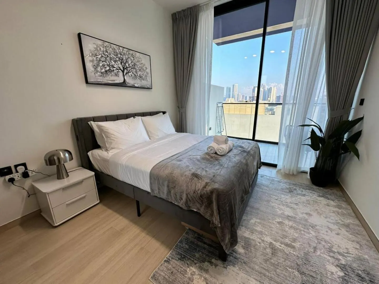 Roomy 1 Bedroom Apartment With Pool View Dubai