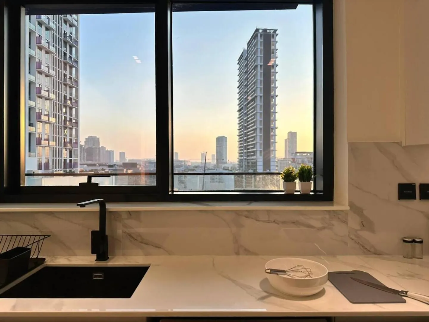 Roomy 1 Bedroom Apartment With Pool View Dubai