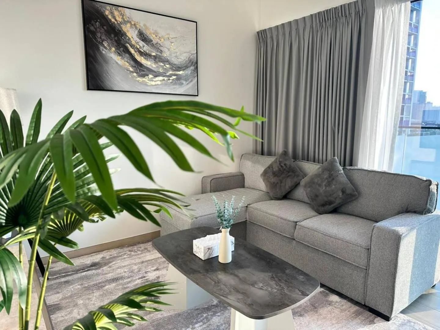 Roomy 1 Bedroom Apartment With Pool View Dubai