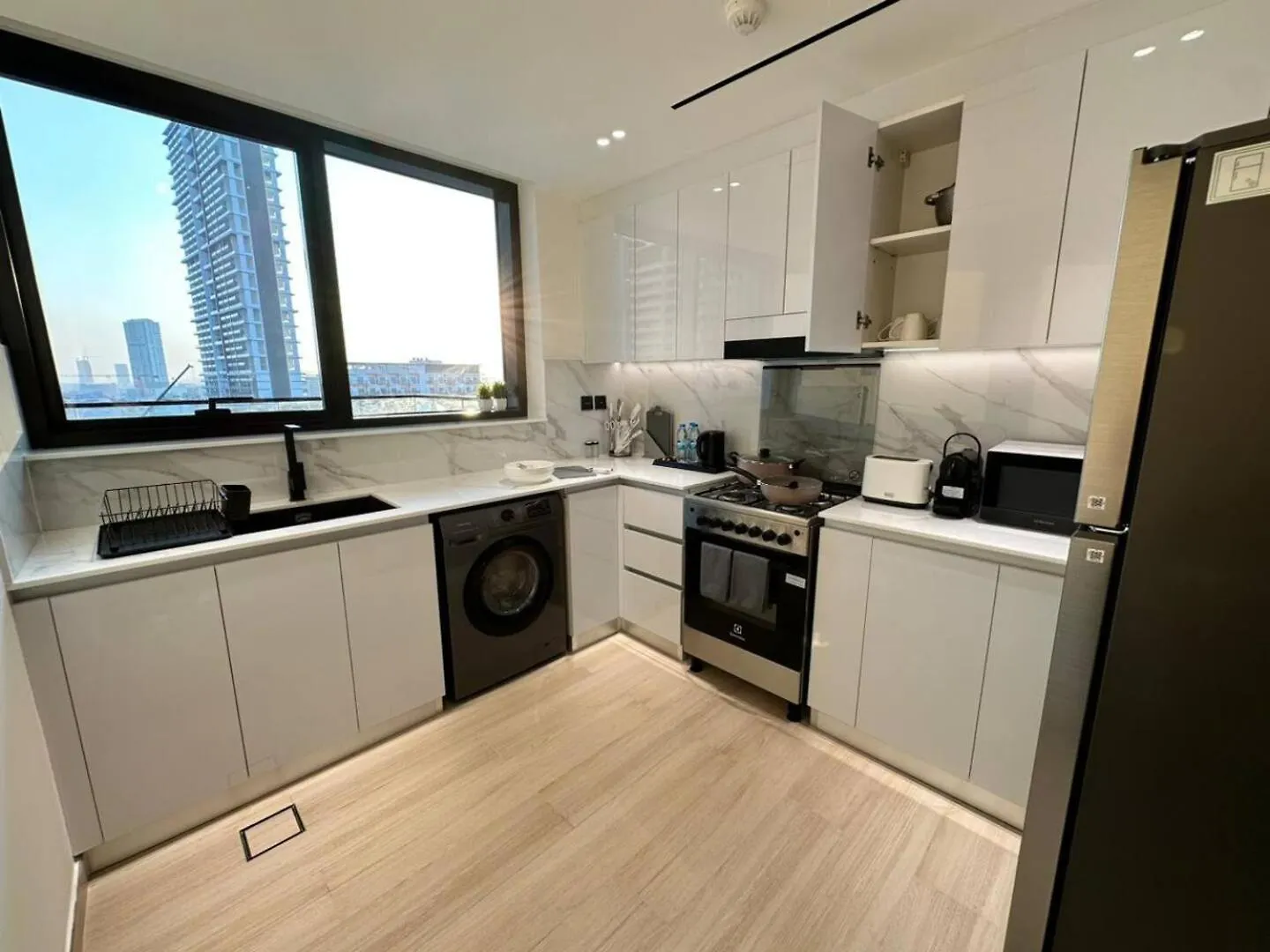 Roomy 1 Bedroom Apartment With Pool View Dubai