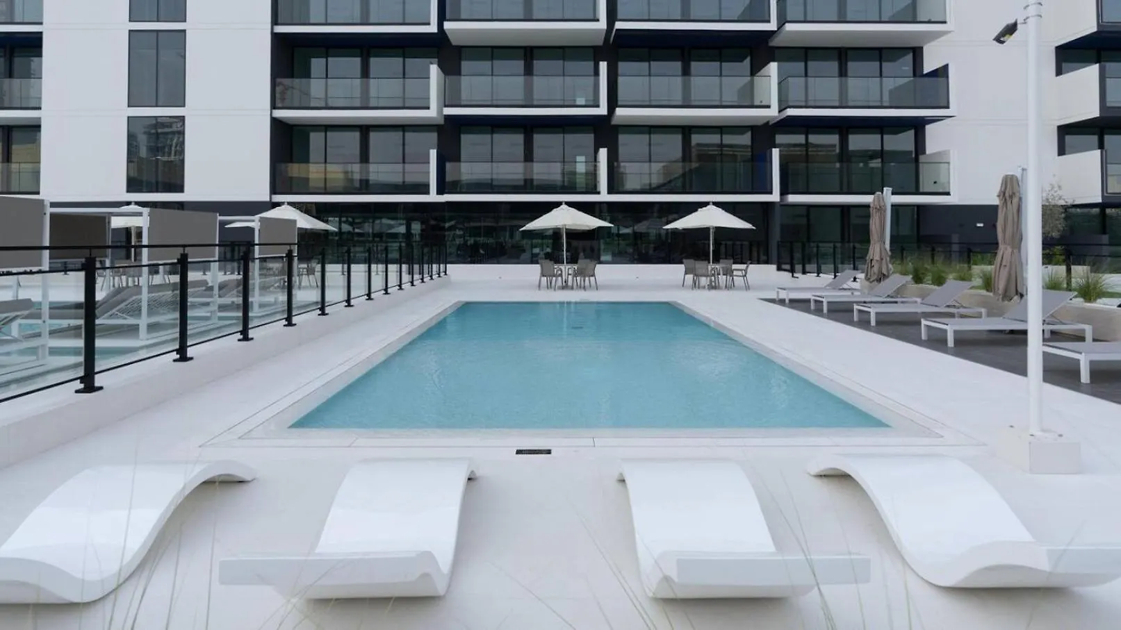 Roomy 1 Bedroom Apartment With Pool View Dubai