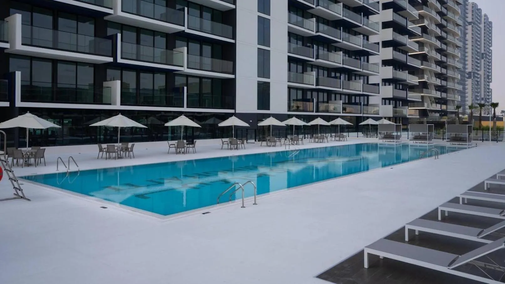 Roomy 1 Bedroom Apartment With Pool View Dubai
