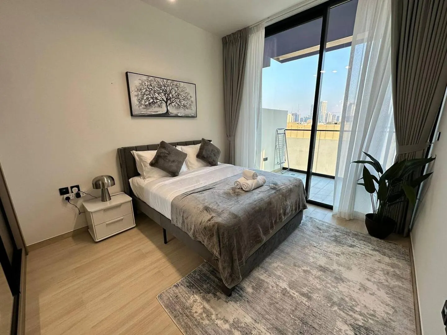 Roomy 1 Bedroom Apartment With Pool View Dubai